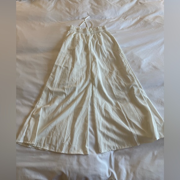 Pants - 🎉5 items for $15!🎉 White gaucho style flowy wide leg pants